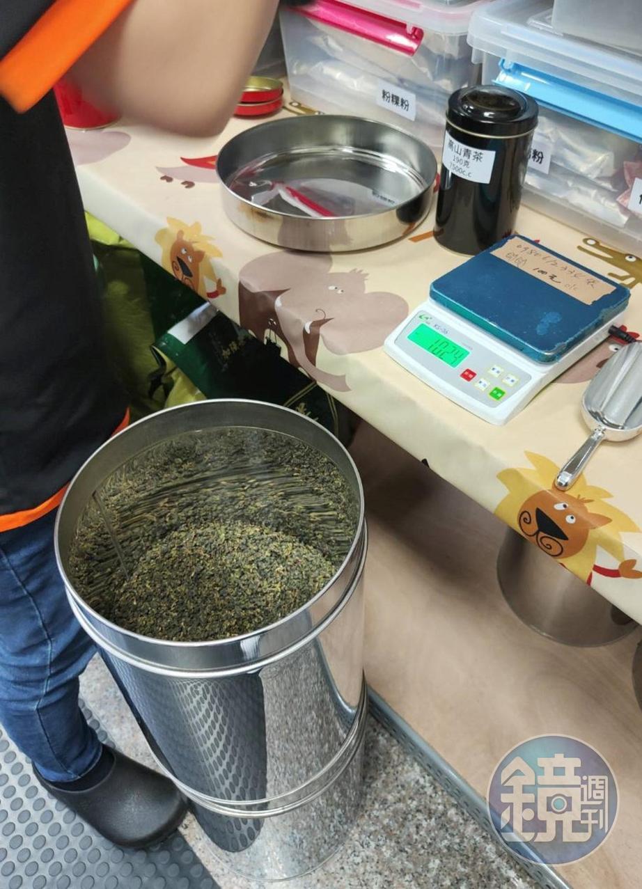 楊國珍堅持用鐵壺泡茶外，採用大鐵桶保存茶葉，以隔絕外界潮濕，不讓茶葉變質，還可在鐵桶裡熟成。