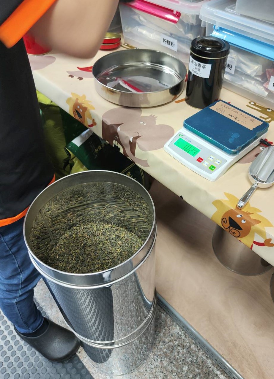 楊國珍堅持用鐵壺泡茶外，採用大鐵桶保存茶葉，以隔絕外界潮濕，不讓茶葉變質，還可在鐵桶裡熟成。