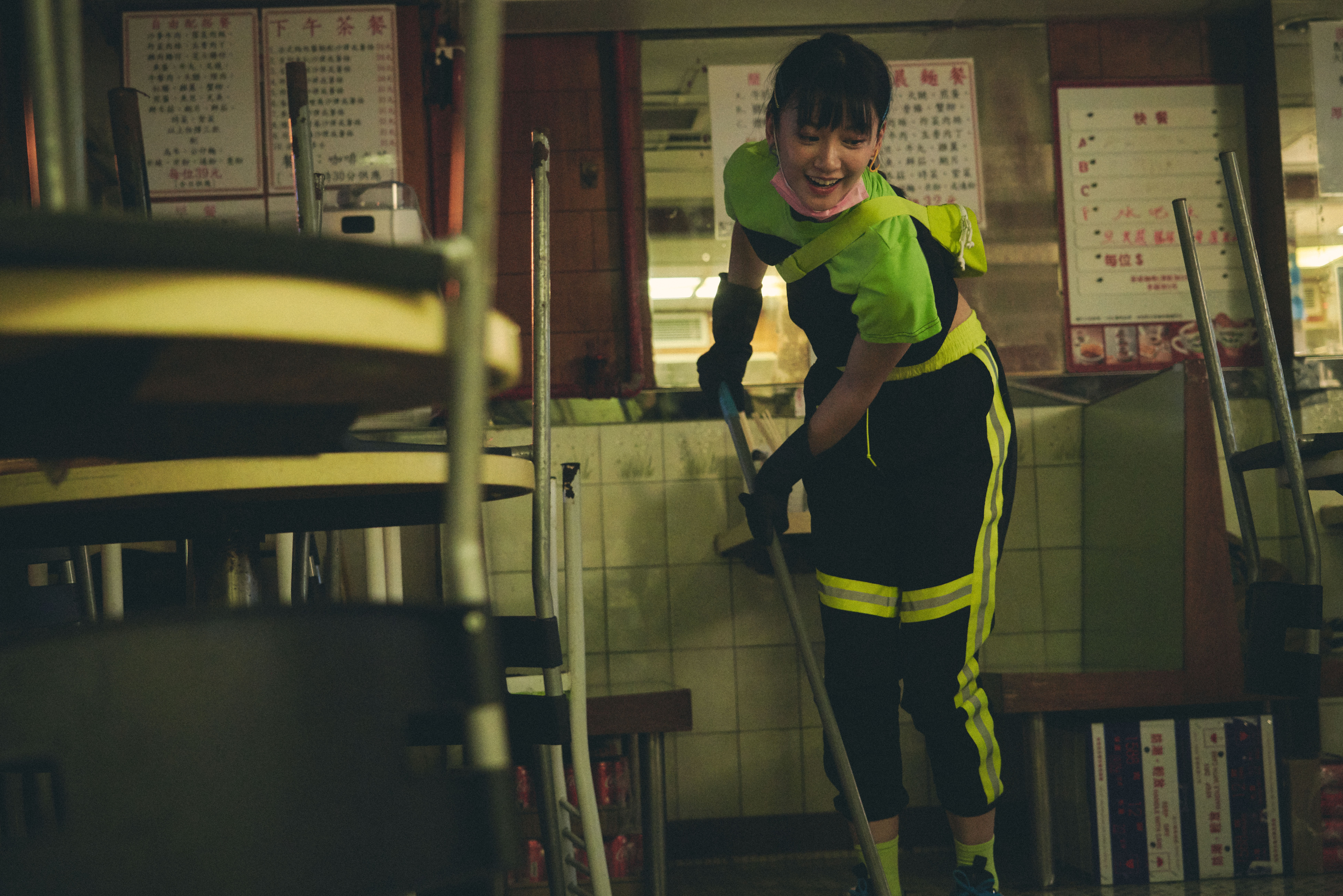 模特兒出身的香港女星袁澧林在《窄路微塵》飾演為生活打拚的單親媽媽。（佳映娛樂提供）