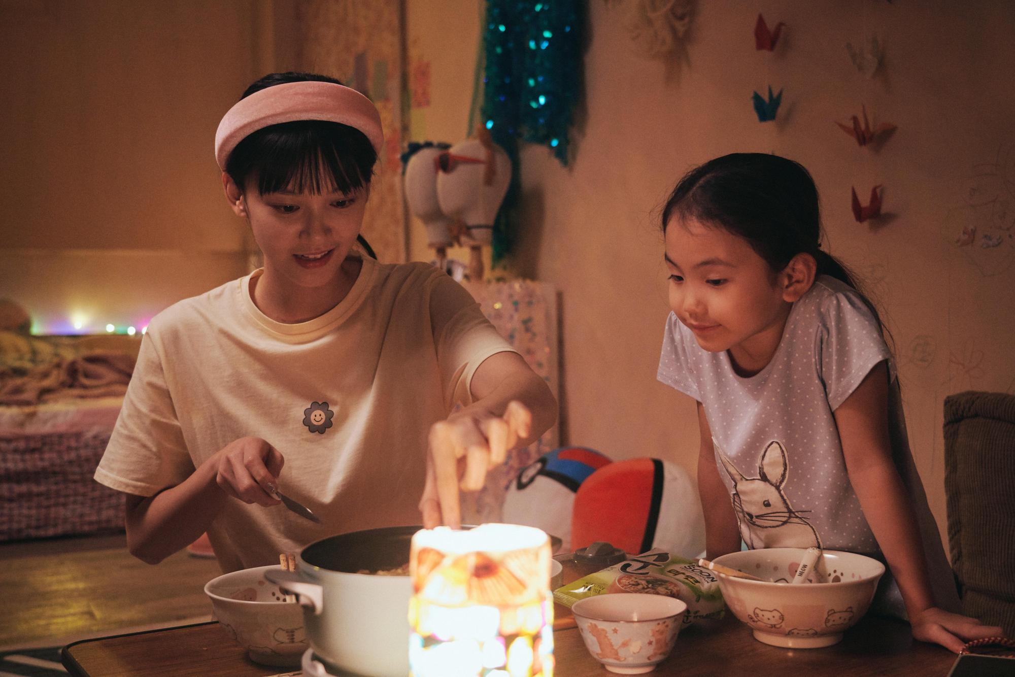 袁澧林(左)與董安娜(右)飾演母女,兩人私下花不少時間相處。(佳映娛樂提供)