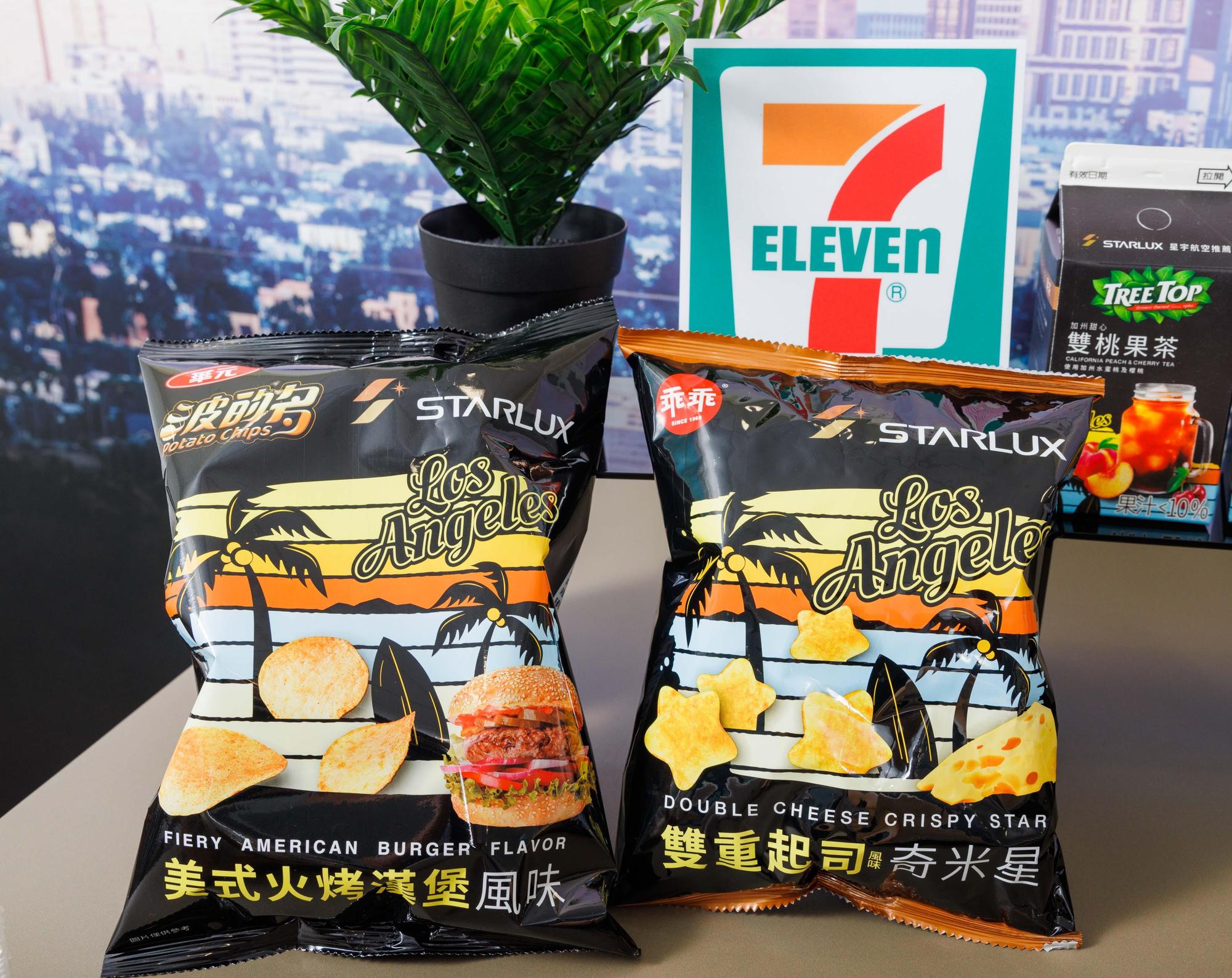 零食系列「波的多洋芋片美式火烤漢堡風味」（左）與「奇米星雙重起司」（右）。（皆45元／包）（7-ELEVEN、星宇航空提供）