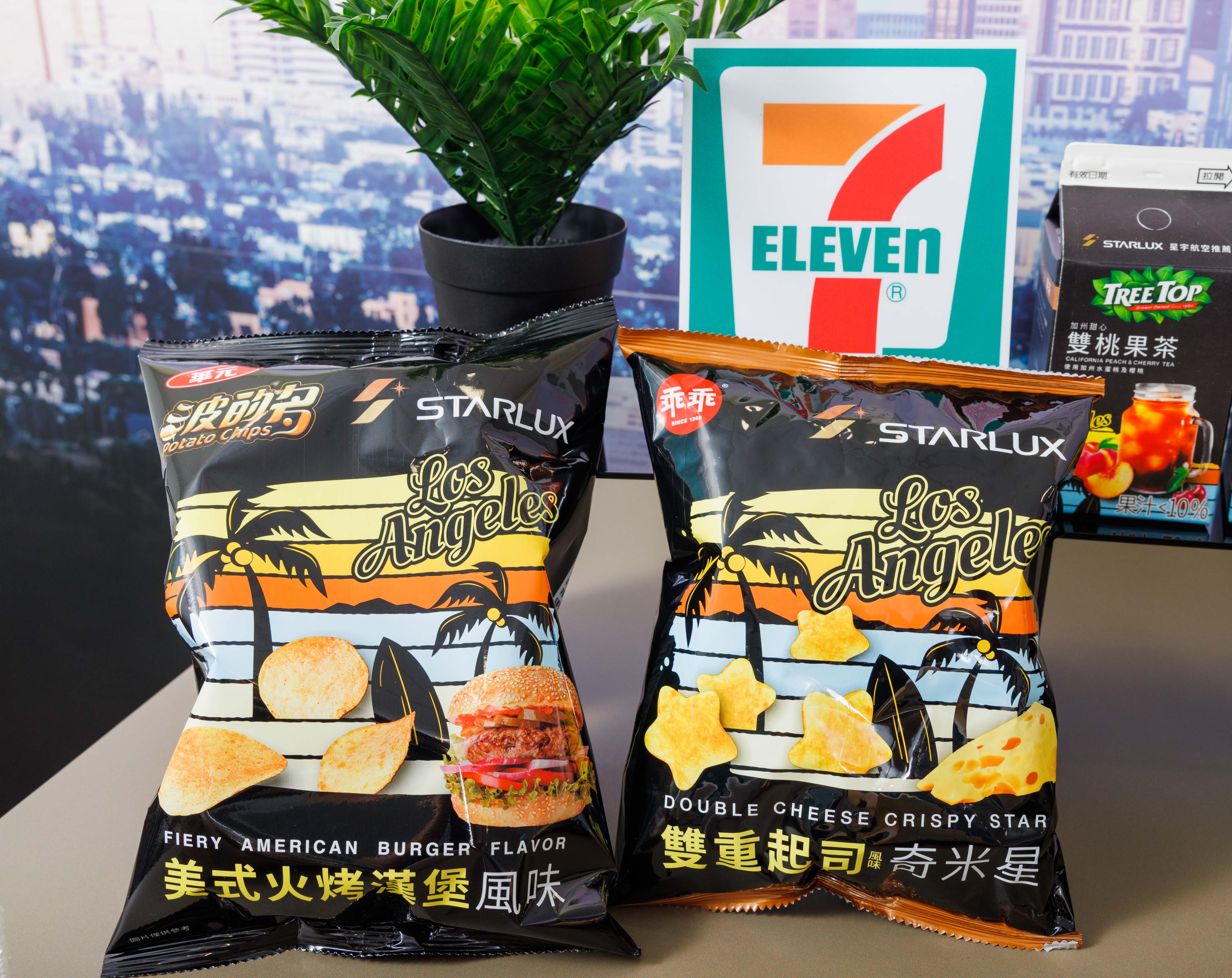 零食系列「波的多洋芋片美式火烤漢堡風味」（左）與「奇米星雙重起司」（右）。（皆45元／包）（7-ELEVEN、星宇航空提供）