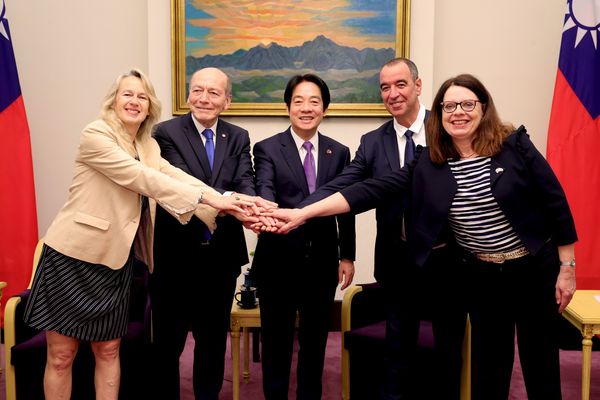 賴清德（中）接待法國國會友台小組。（總統府提供）