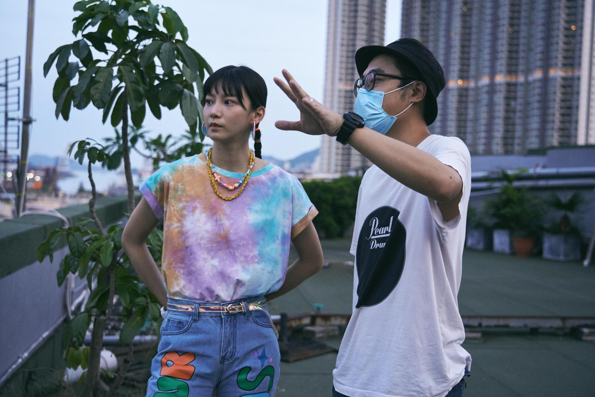 林森(右)與袁澧林(左)在拍攝現場討論相關細節。(佳映娛樂)