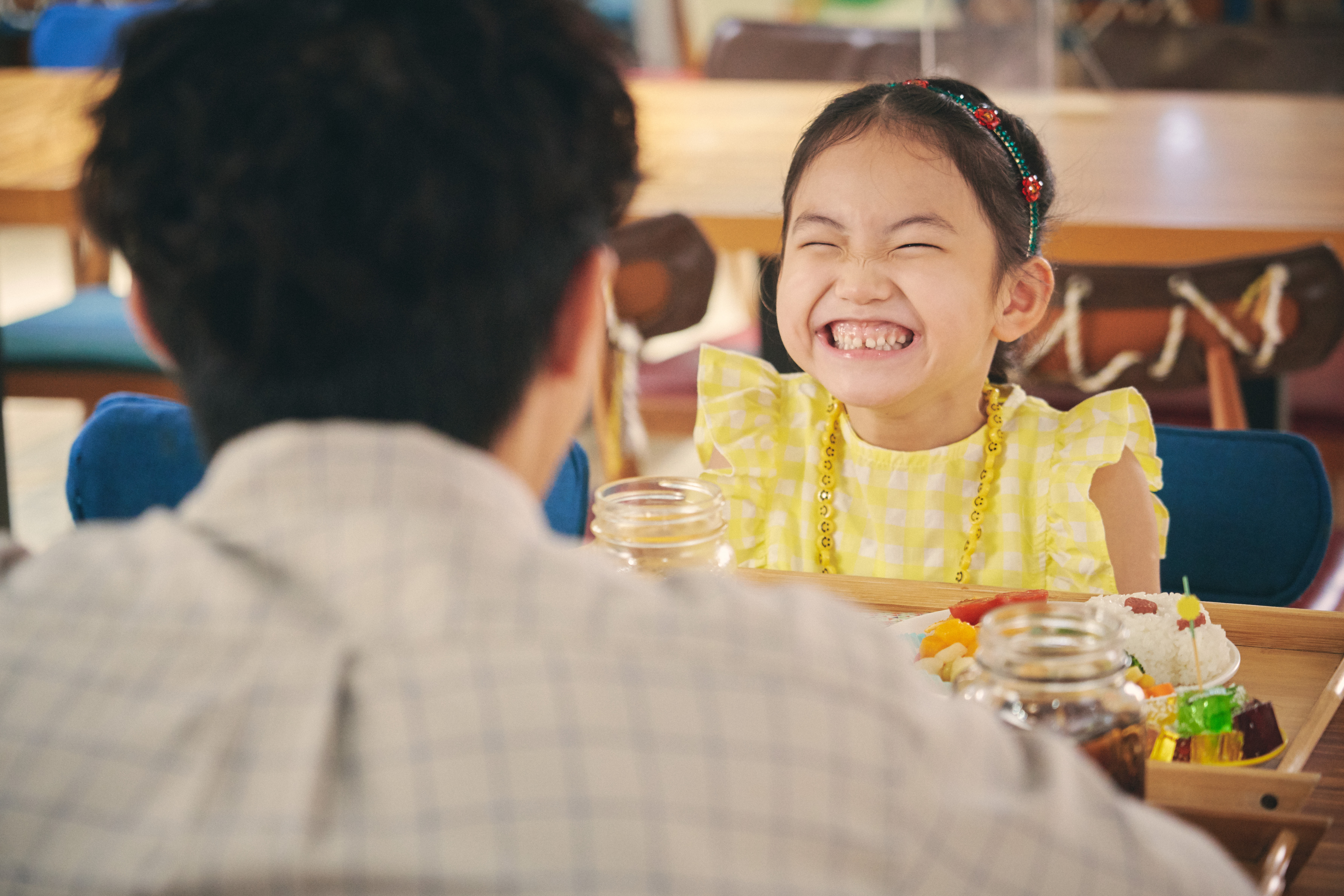 董安娜是零經驗的素人小演員，若要求她照劇本念會像在背書，要提供情境引導她。（佳映娛樂提供）