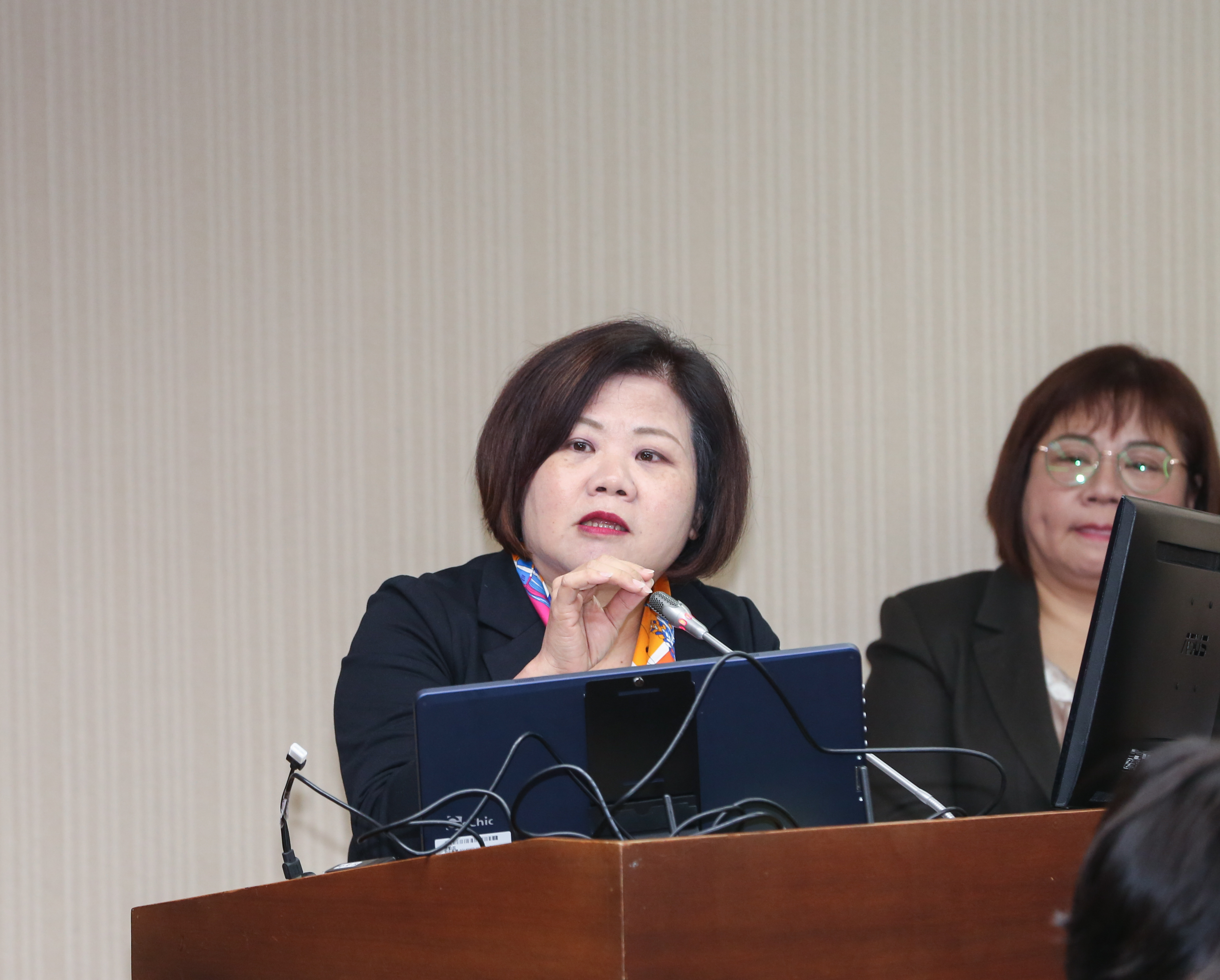 綠委楊曜與勞動部長許銘春質詢後，高雄勞工局今撤回補助申請。（本刊資料照）