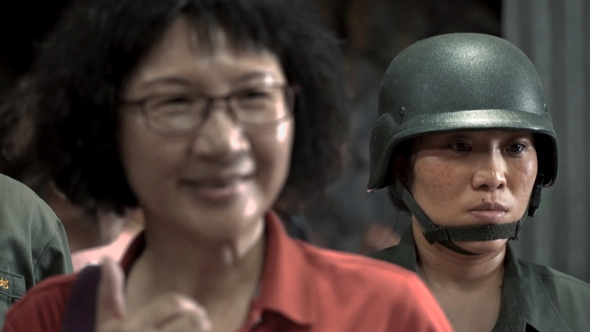 從四川嫁到金門的石成梅（右）在金門砲陣地從事砲操表演。（紅潤影像提供）