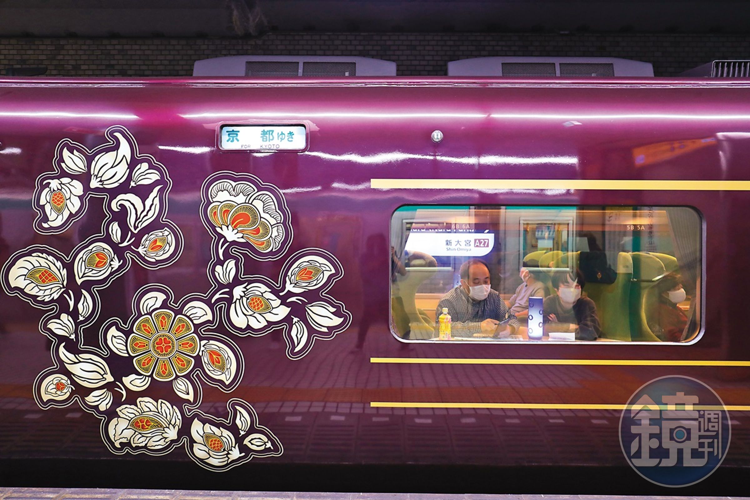 近鐵觀光特急「あをによし(AONIYOSHI)」,紫色車廂上的LOGO是以天平時代瑞鳥嘗花的吉祥文樣設計。