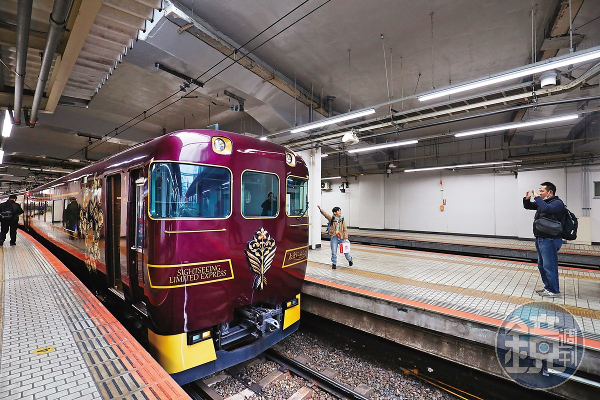 遊客開心地與「あをによし」的美麗車頭合影。