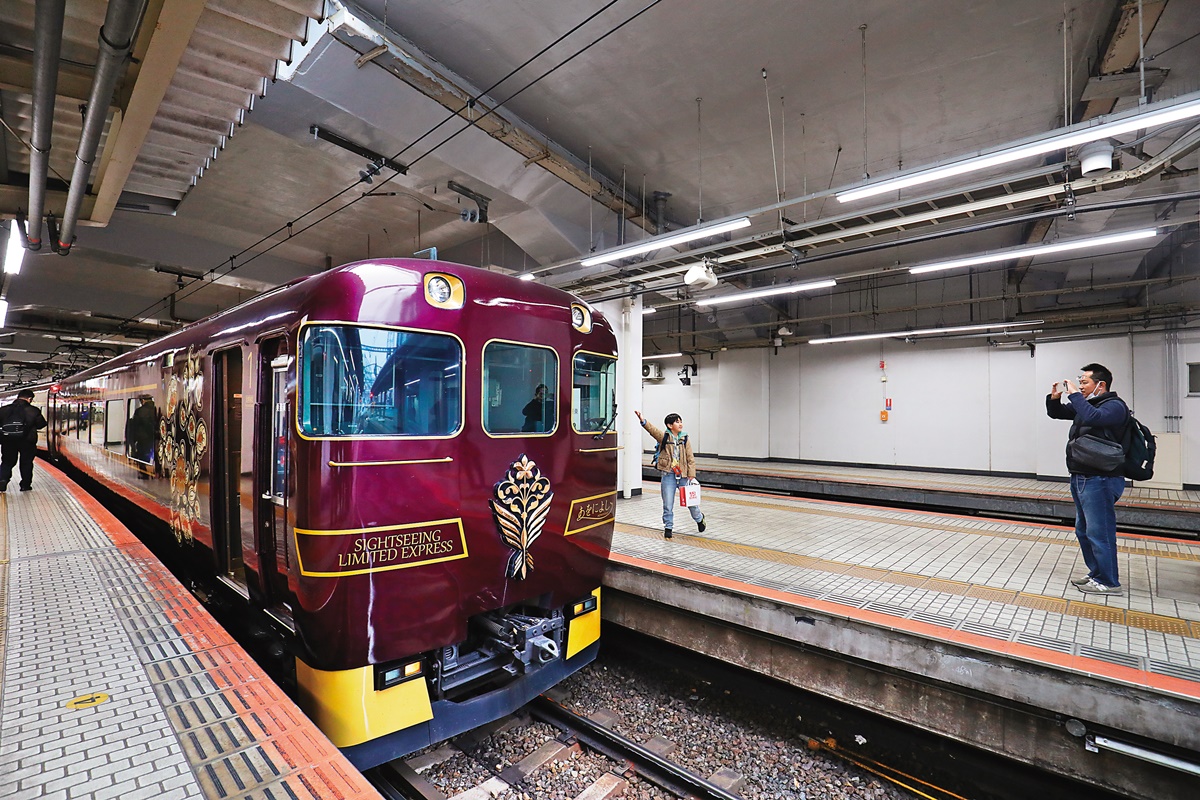 遊客開心地與「あをによし」的美麗車頭合影。