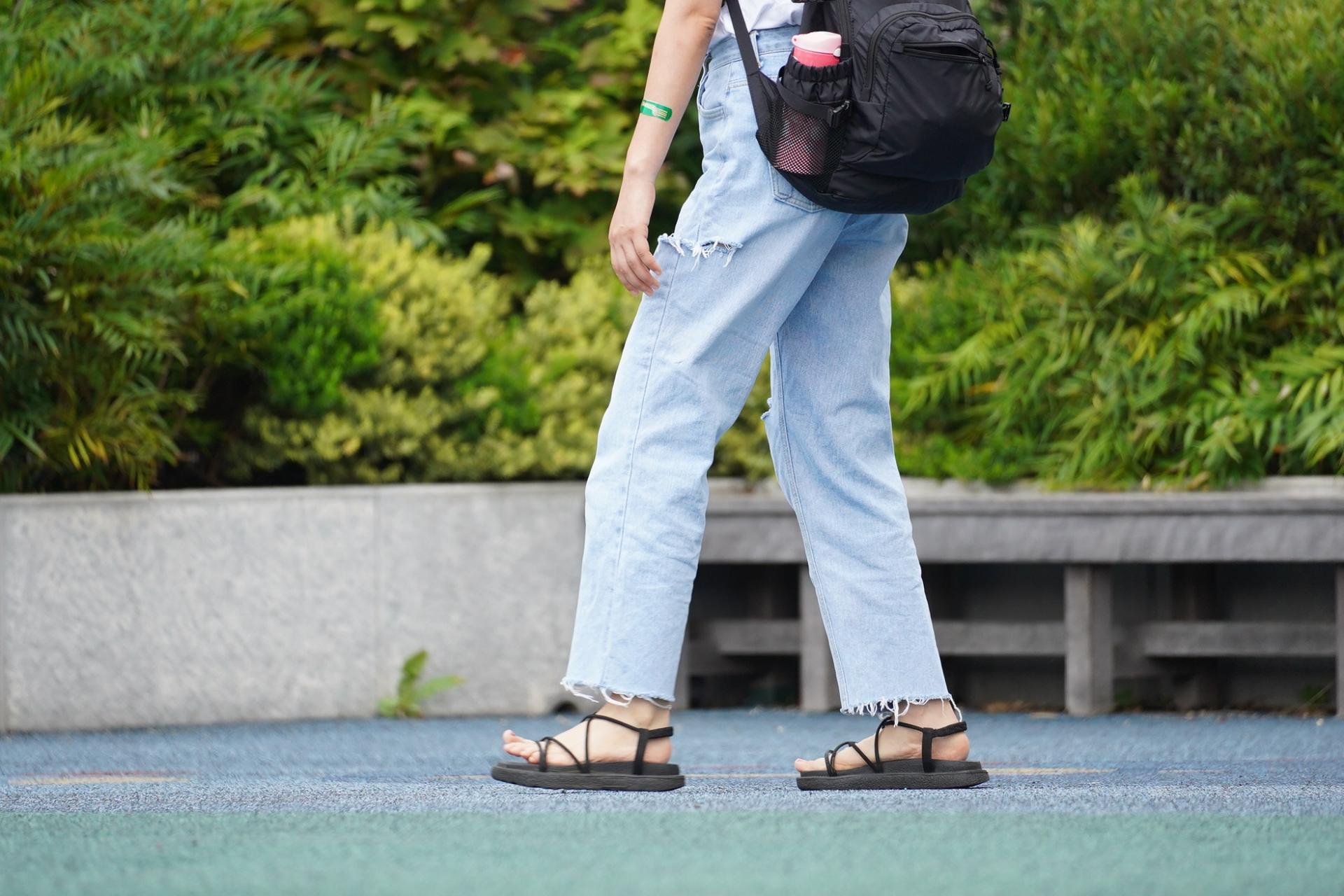 鄉民認為目前牛仔褲退流行,許多人跟隨韓風改穿緊身縮口七分褲。(示意圖,photoAC)
