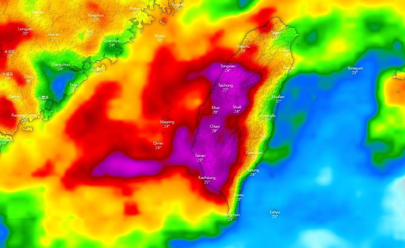 未來3天雨區模擬圖,中南部雨量「紅到發紫」。(翻攝自氣象粉專「台灣颱風論壇|天氣特急」)