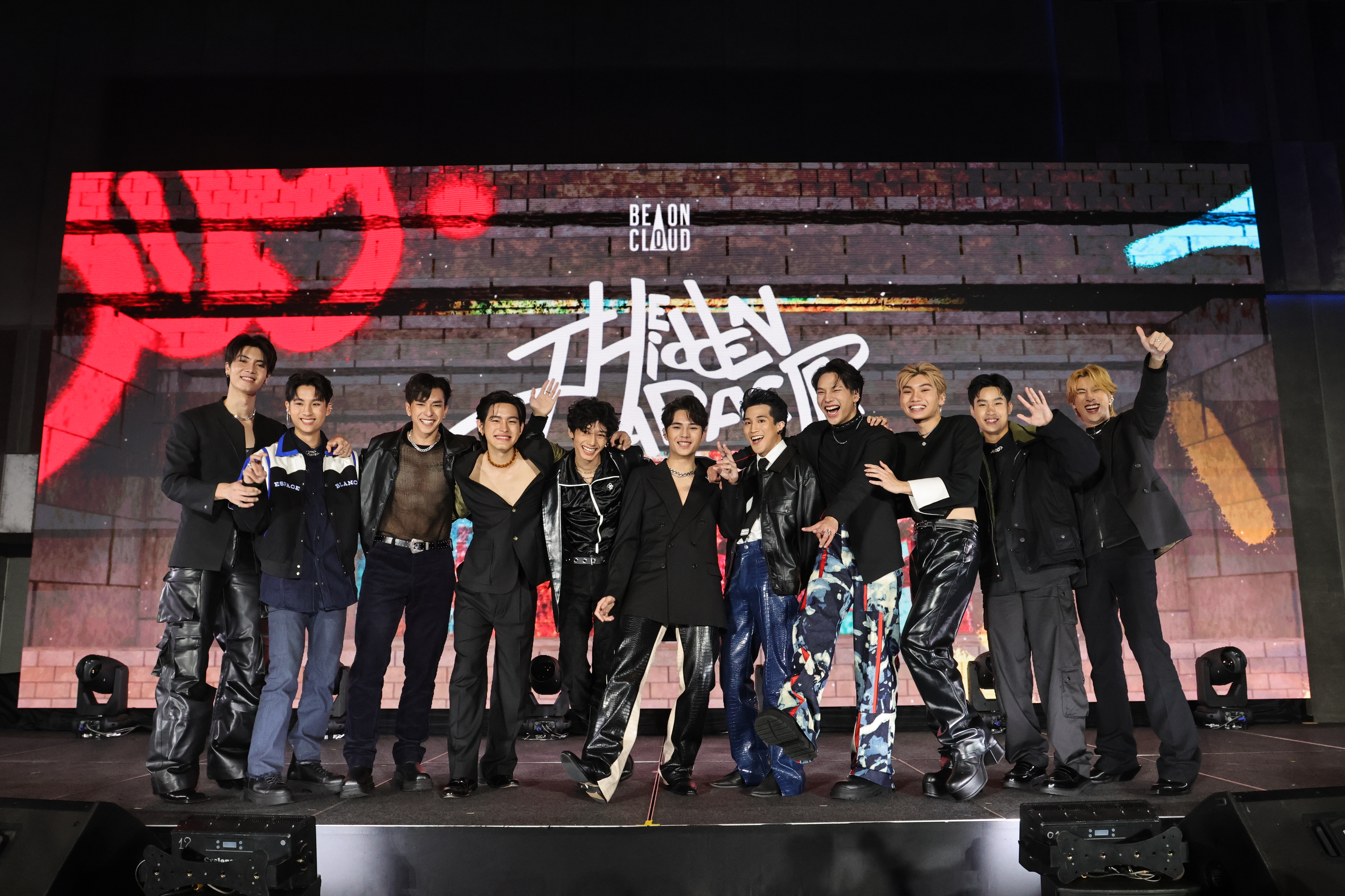 泰國選秀節目《隱藏的王牌》11名參賽者今現身亞太記者會，大方說出各自的祕密。（愛奇藝國際站提供）