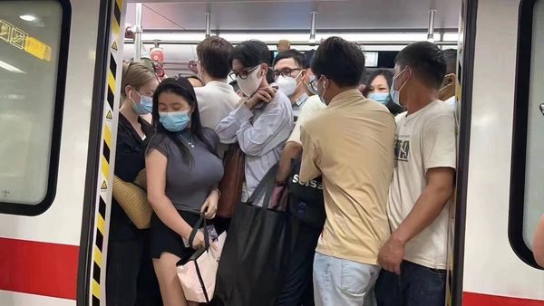 一名穿襯衫戴眼鏡的男乘客，雙手交叉放在胸前，似乎怕誤觸一旁女乘客。（翻攝自臉書）