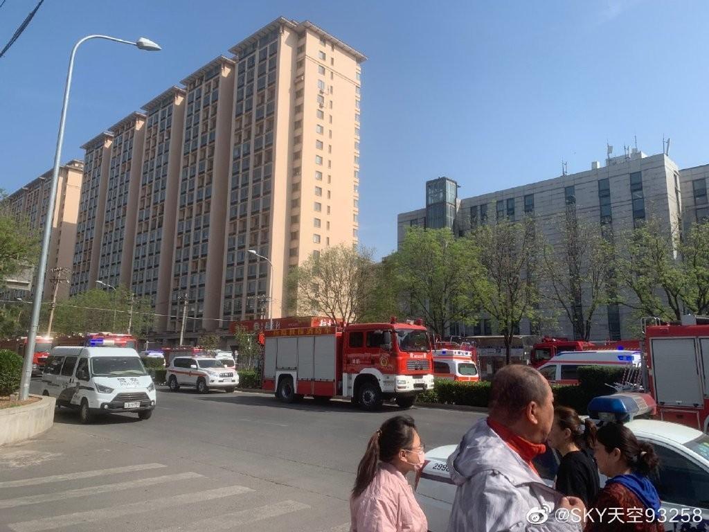 長峰醫院發生火災,現場停滿了消防車和警車。(翻攝自微博@SKY天空93258)