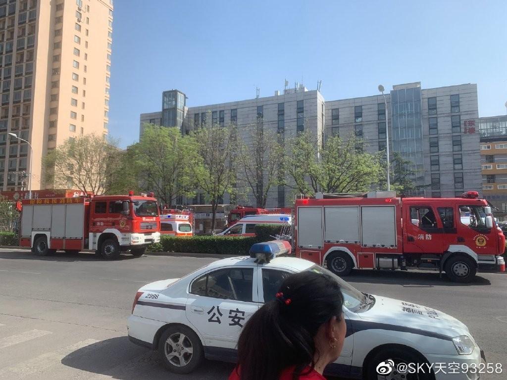 北京豐台區的長峰醫院今驚傳失火,導致21人死亡。(翻攝自微博@SKY天空93258)