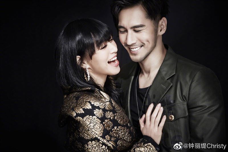 鍾麗緹和張倫碩結婚7年，日前她直播哭了，引發網友海量猜測。（翻攝自鍾麗緹微博）