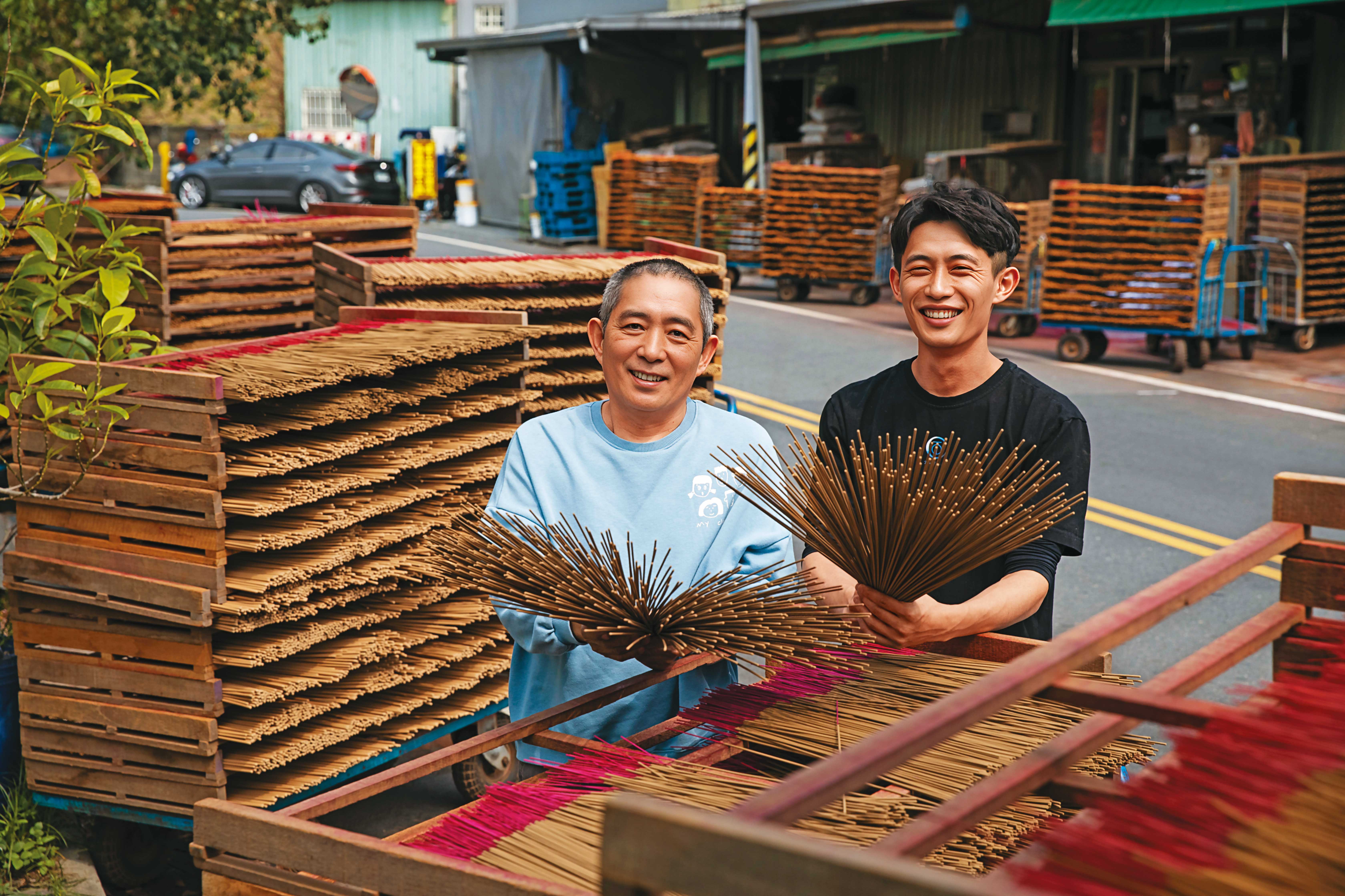 雲林北港的杏美製香創立逾60年，從廟口賣束香起家，現由二代李招政（左）與兒子李健滐（右）一起經營。