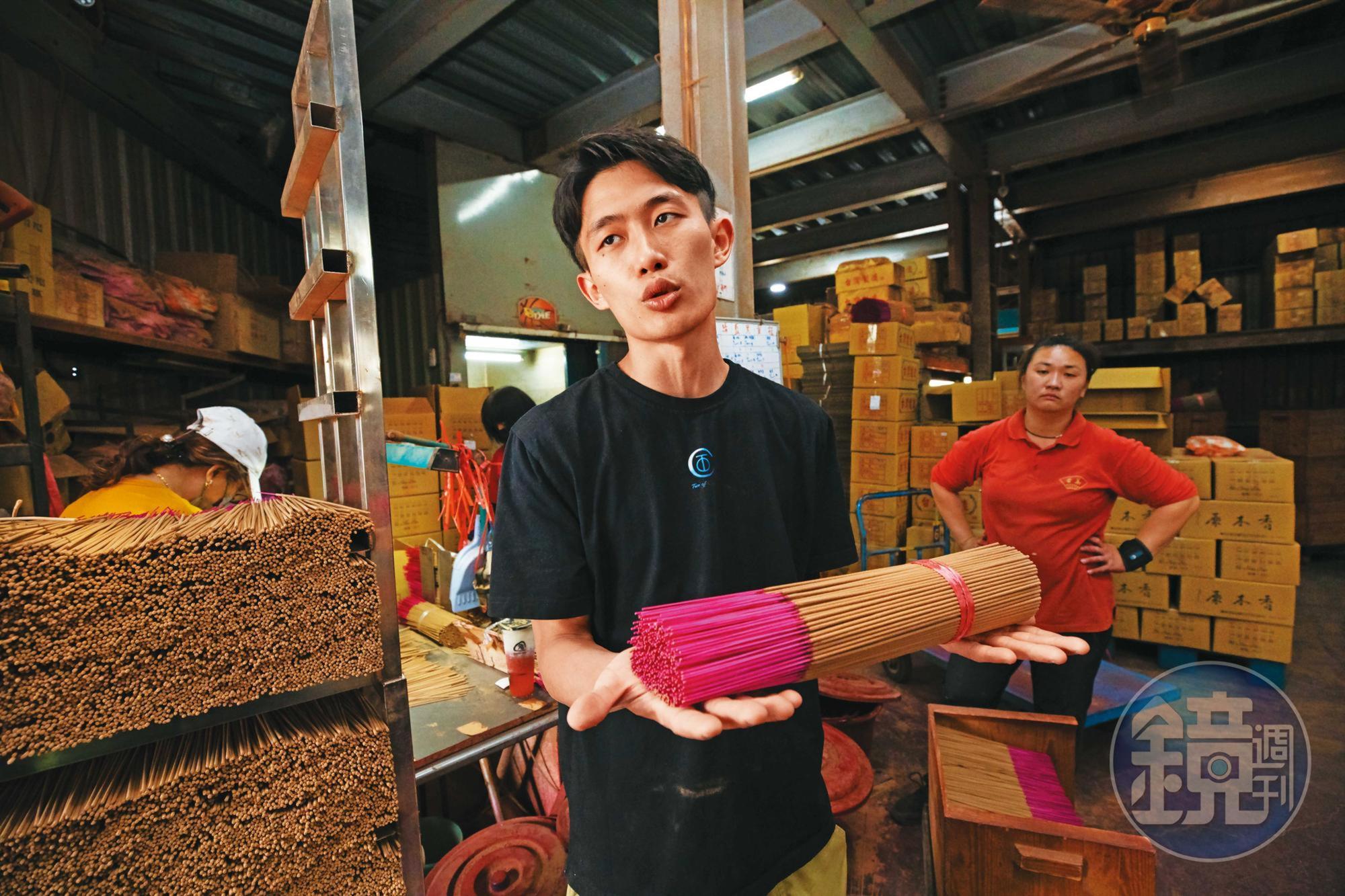李健滐(前)從小在製香廠長大,過去沒想過接手家業,見父母年歲漸長,身為長子的他還是決定回家幫忙。