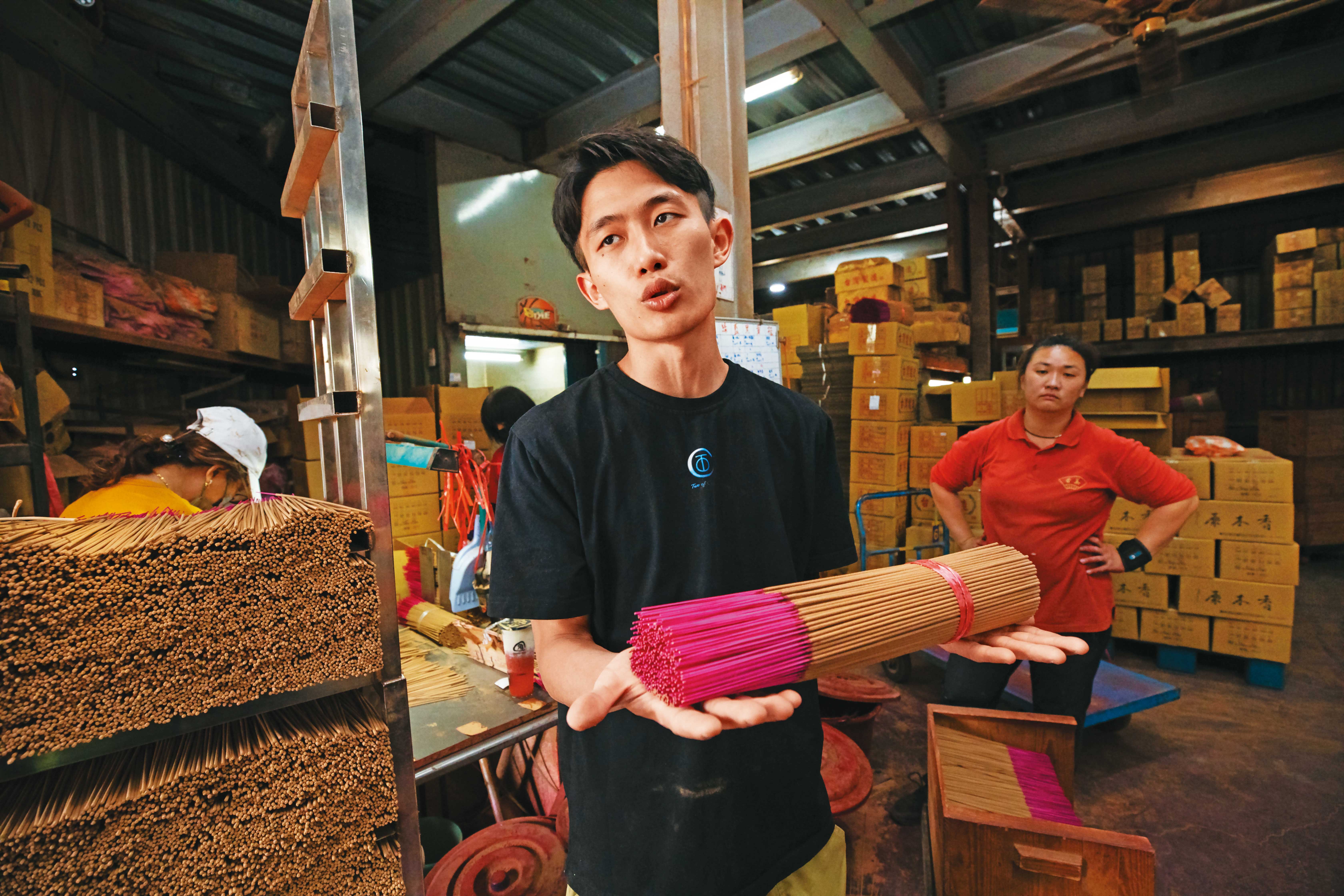 李健滐（前）從小在製香廠長大，過去沒想過接手家業，見父母年歲漸長，身為長子的他還是決定回家幫忙。
