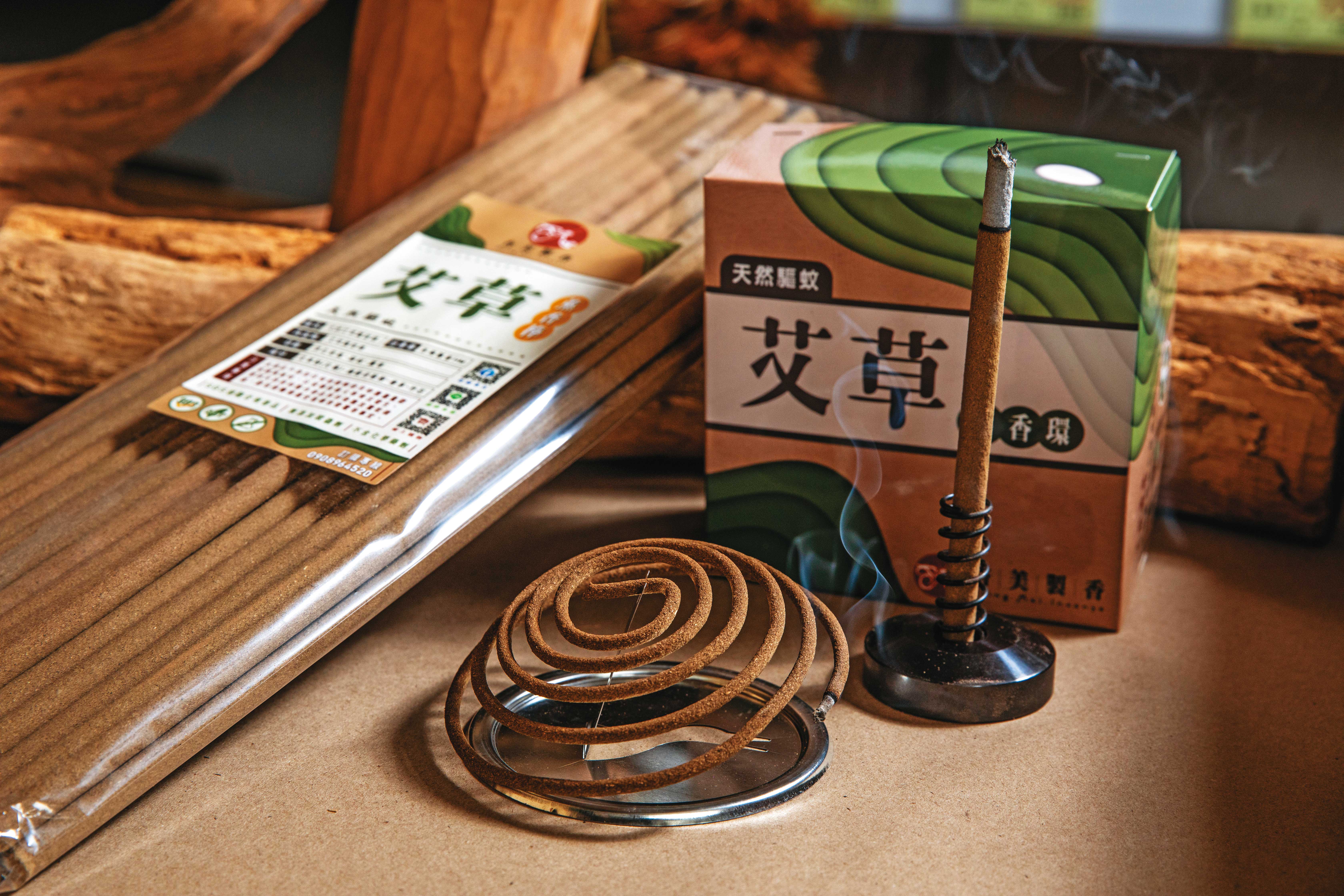 李健滐以製香技術研發出原料僅有艾草粉、香茅粉的薰香棒，利用天然成分驅蚊，內有香芯支撐，不易斷裂。（300元／包）