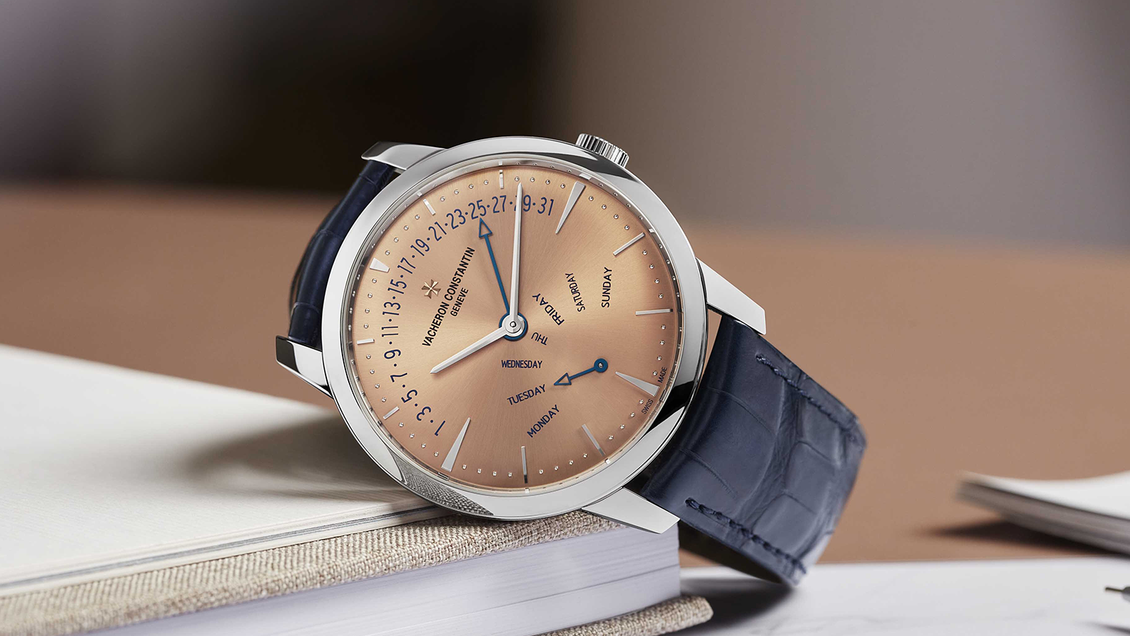 Patrimony Retrograde Day-Date｜型號4000U/000P-H003／錶徑42.5mm／950鉑金材質／時分、逆跳日期及星期指示／2460 R31R7/3自動上鍊機芯／僅在江詩丹頓專賣店販售