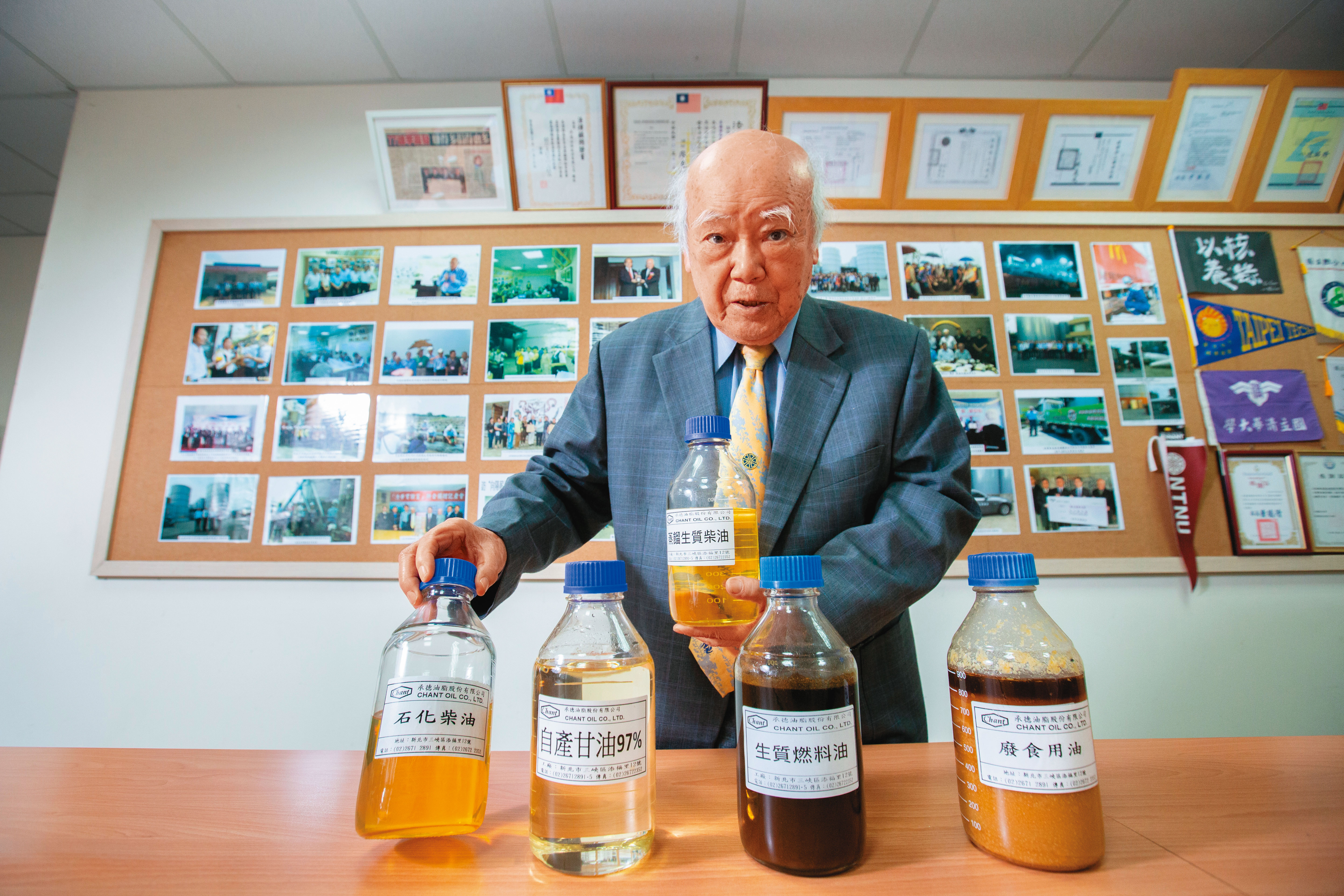 承德油脂10年前超前部署，回收國內廢棄食用油再製成生質柴油，在歐洲熱銷，揚威國際。（圖為創辦人兼董事長李義發）。