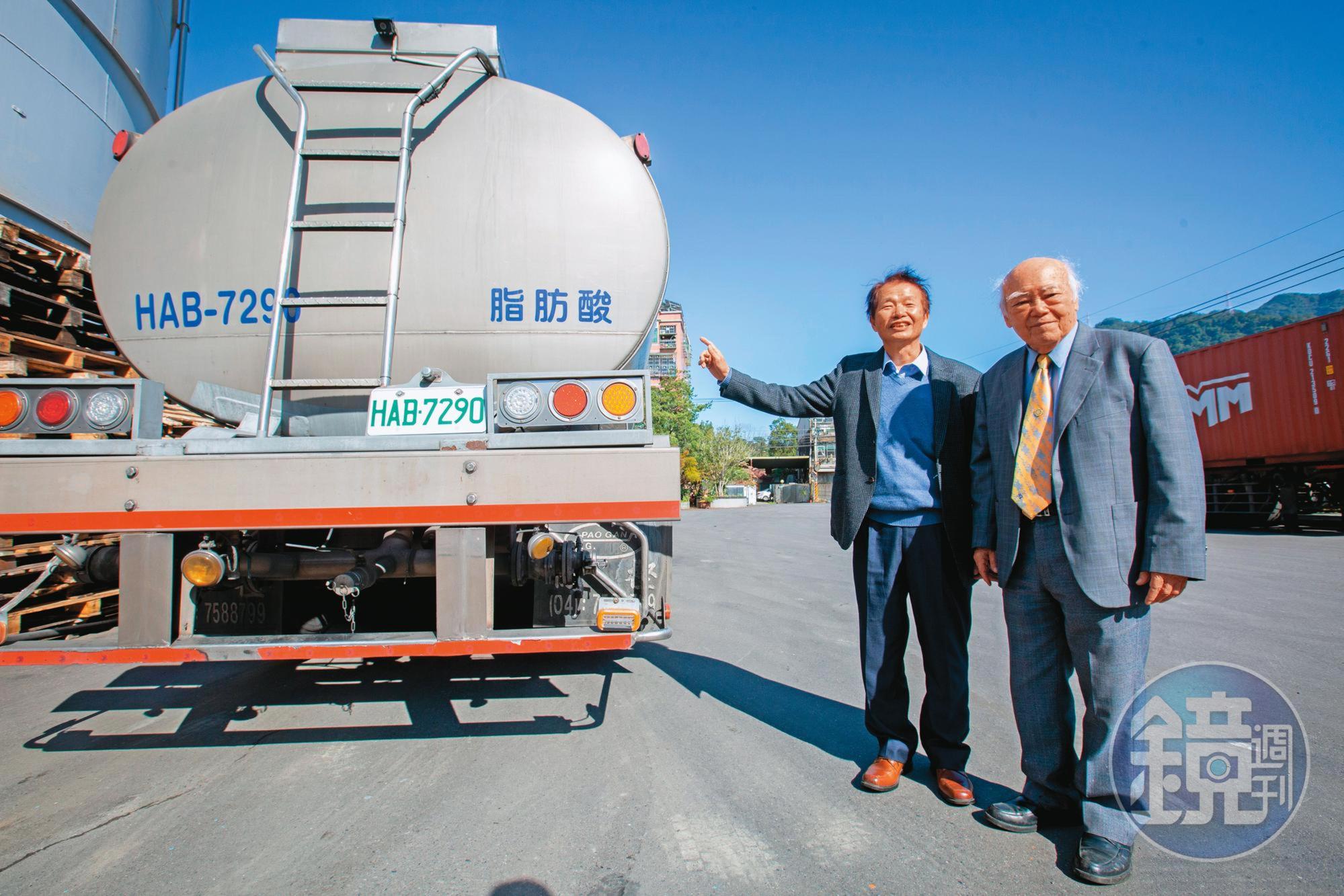 承德油脂對汽車從油轉電不但不擔心，更認為生質柴油將扮演綠電供應鏈的一環。右為董事長李義發，左為總經理王明瑞。