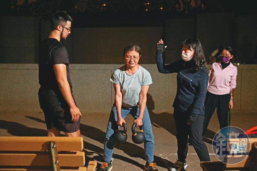 不管要「逃生」，還是「救難」，體力都很重要，肌力平常就要訓練。 