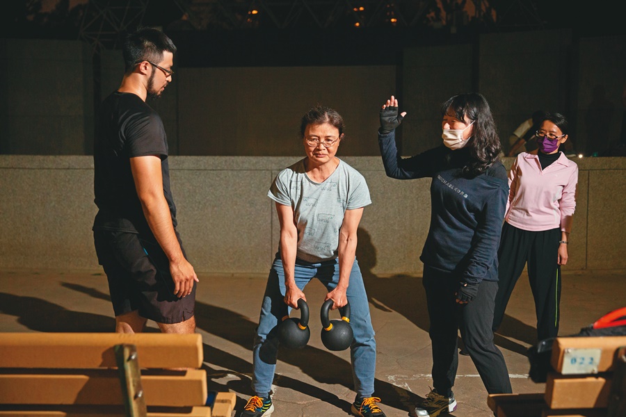 不管要「逃生」，還是「救難」，體力都很重要，肌力平常就要訓練。 