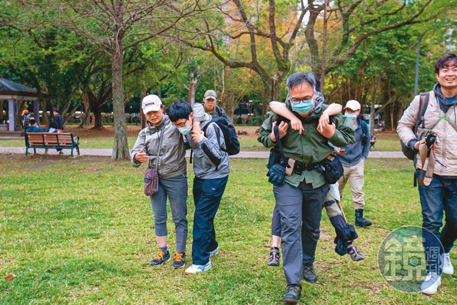 一群人週末在大安森林公園模擬戰爭開打，如何用無線電聯繫，將傷者移到安全處避難。 