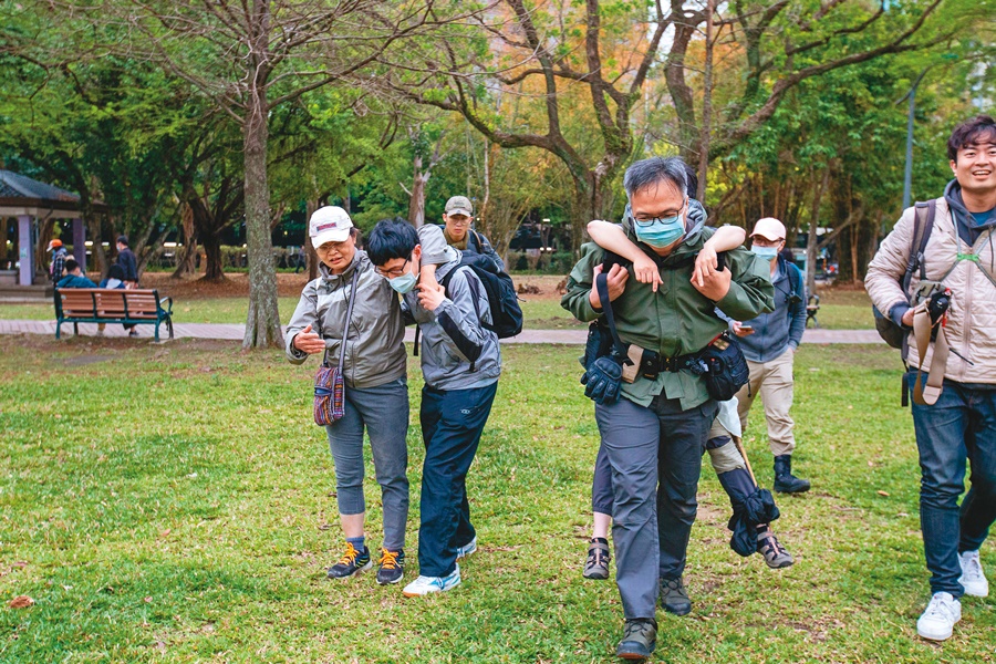 一群人週末在大安森林公園模擬戰爭開打，如何用無線電聯繫，將傷者移到安全處避難。 