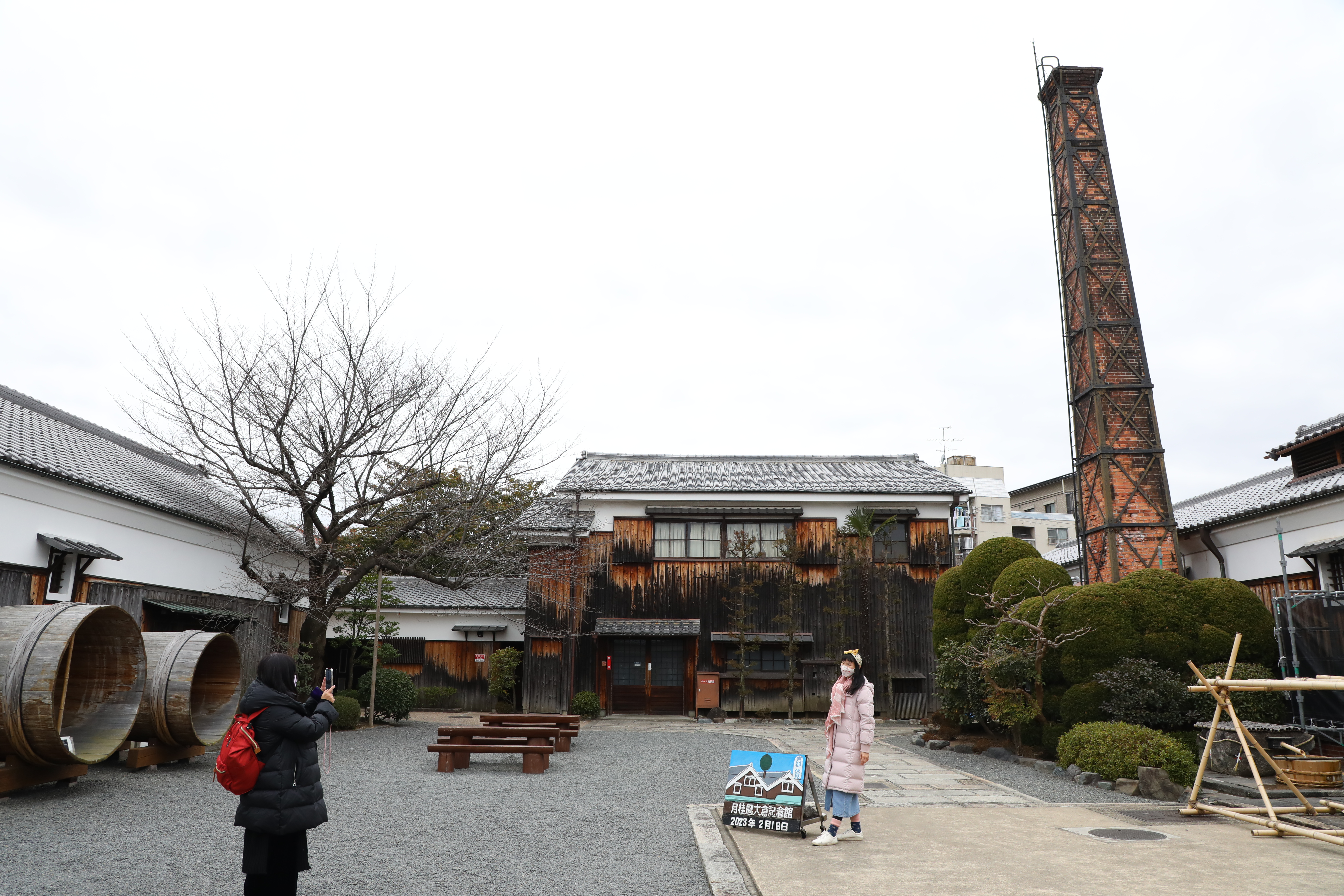 連結酒廠之間的中庭，還保留一根煙囪。
