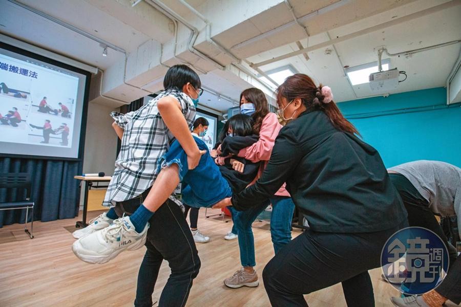 實際演練，才會了解搬運傷患是非常累人的工作。