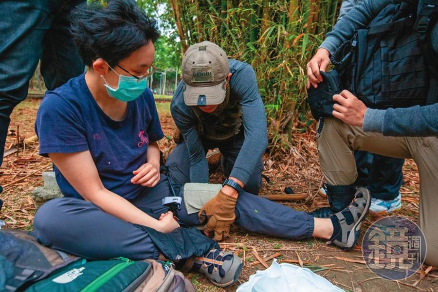 團員實地演練如何確定傷者有無骨折，怎麼包紮傷口。