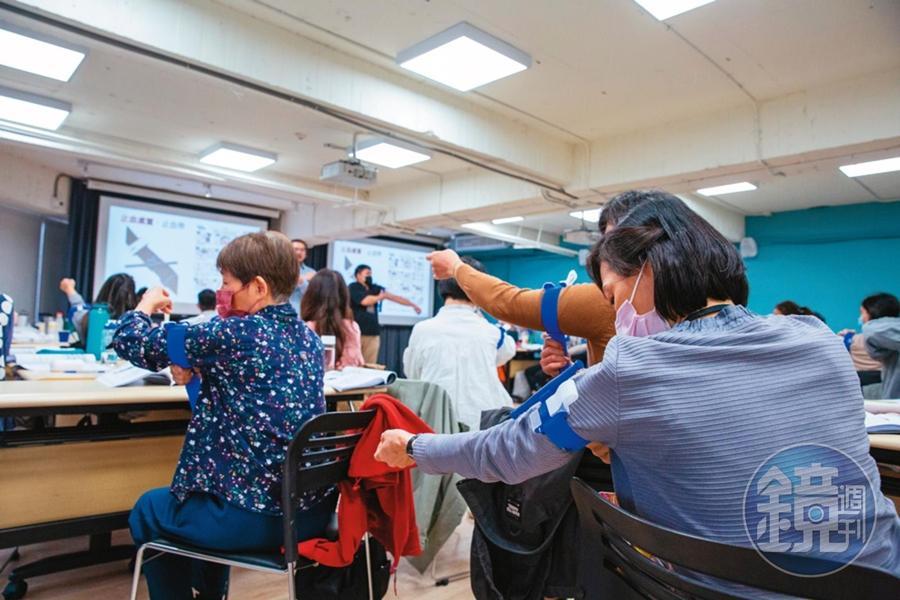 大量失血死亡風險很高，學習使用止血帶是所有民防課程的重頭戲。