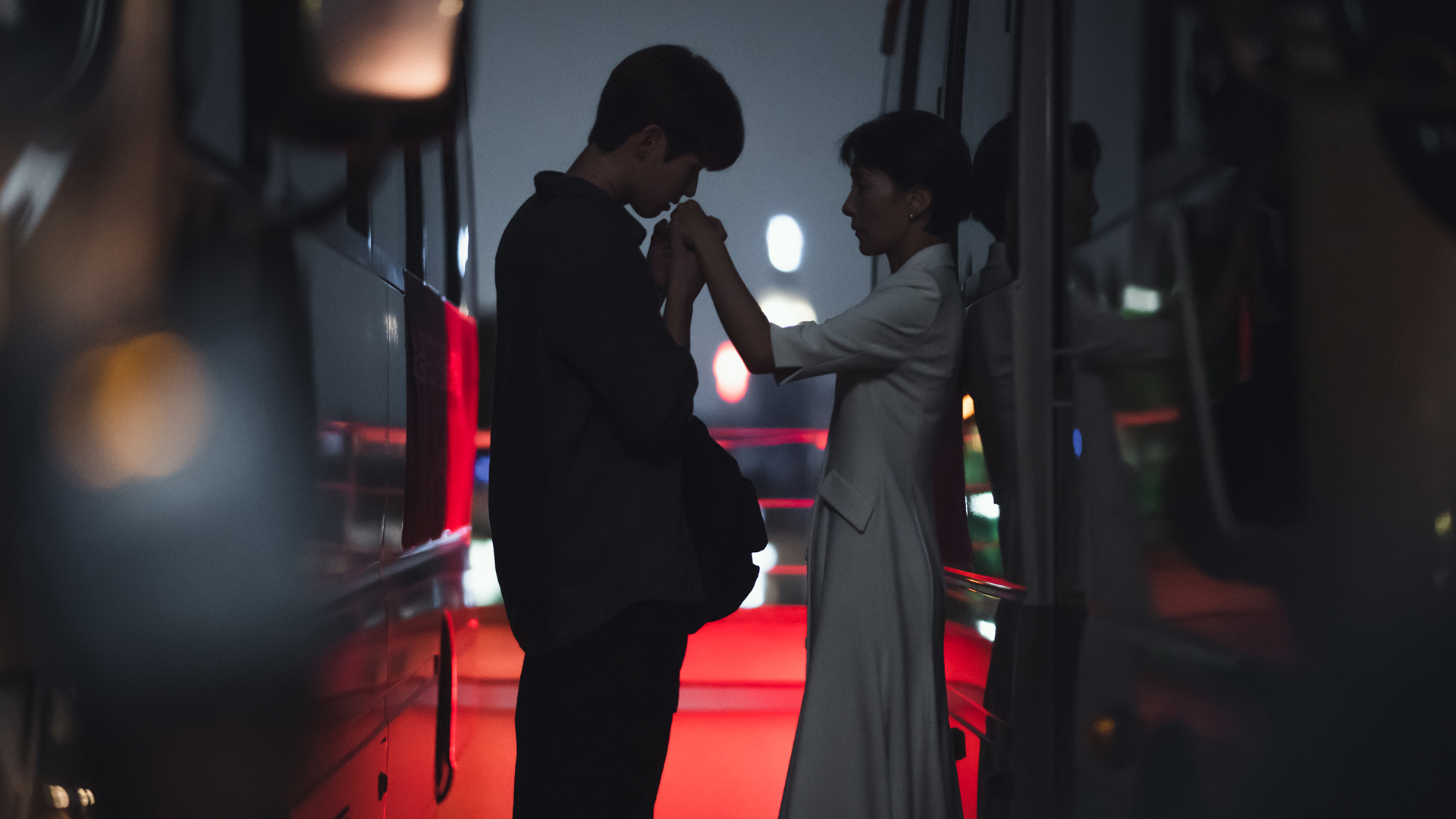 李施優用嘴巴將金瑞亨的婚戒「含出來」，既煽情又挑逗讓觀眾看得臉紅心跳。（龍華偶像台提供）
