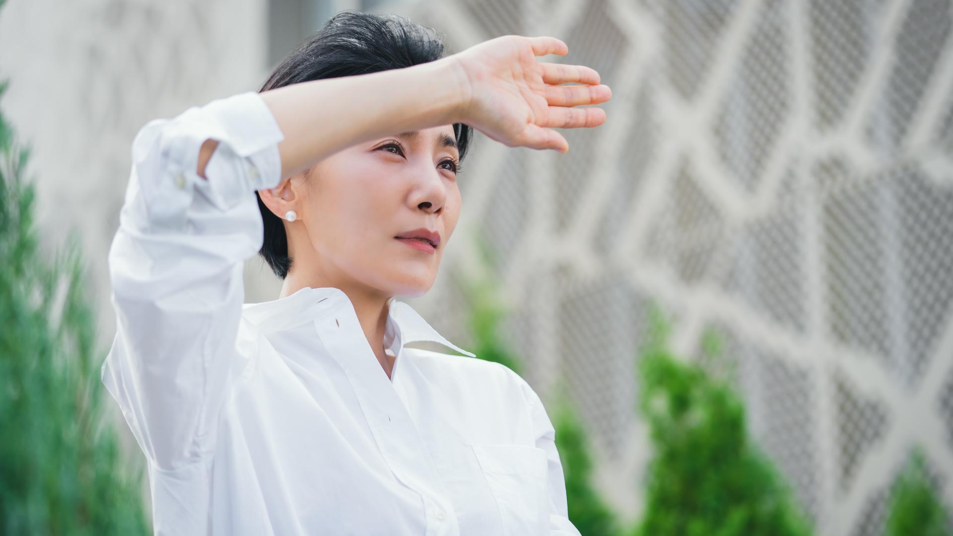 金瑞亨在《紙之月》收起銳利眼神,飾演快被無趣婚姻壓迫窒息之際,遇見李施優陷入愛情的瘋狂漩渦,無法自拔。(龍華偶像台提供)