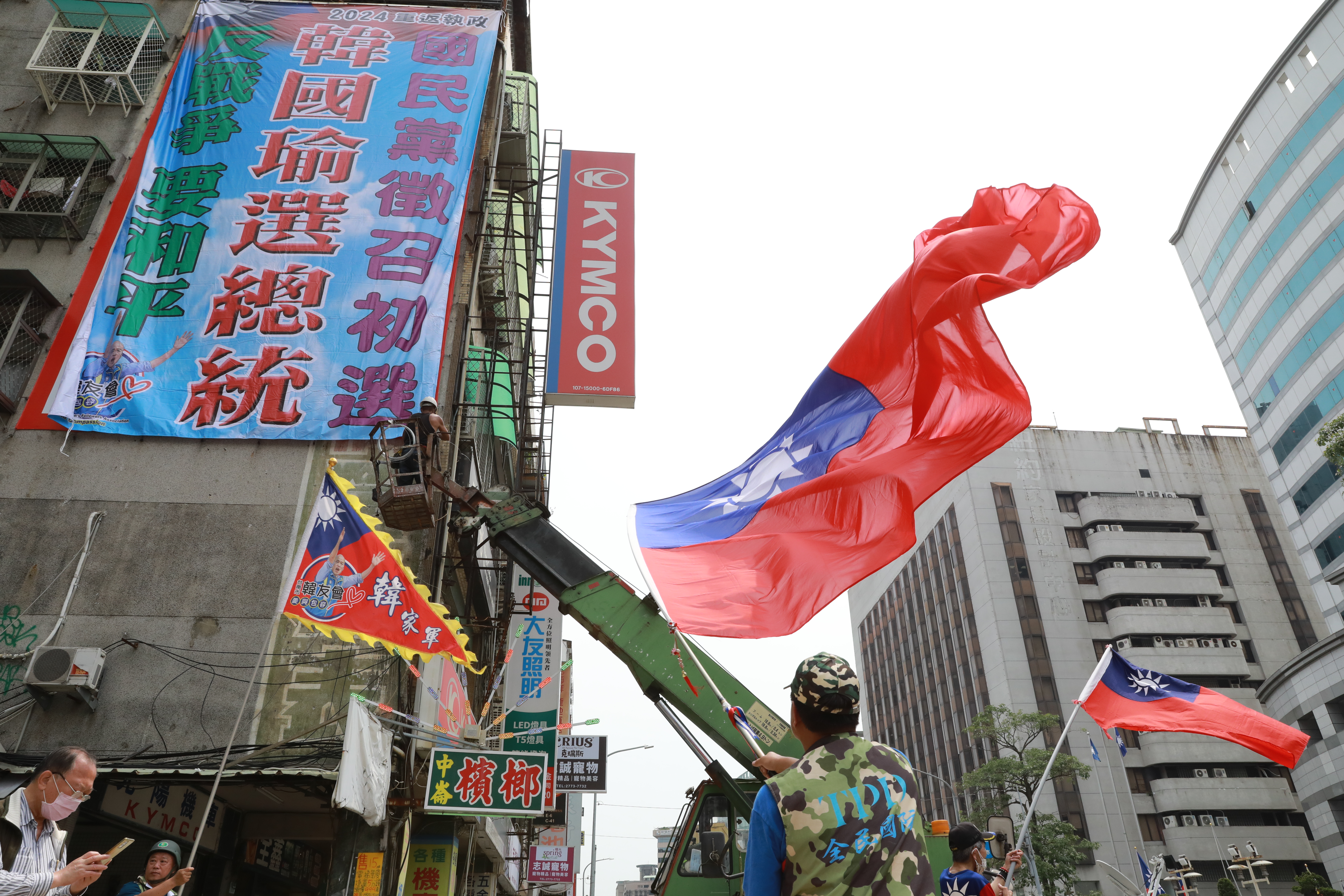 台南韓友會今北上來到台北市的國民黨中央黨部，呼籲黨中央徵召韓國瑜參加總統初選，再戰2024。