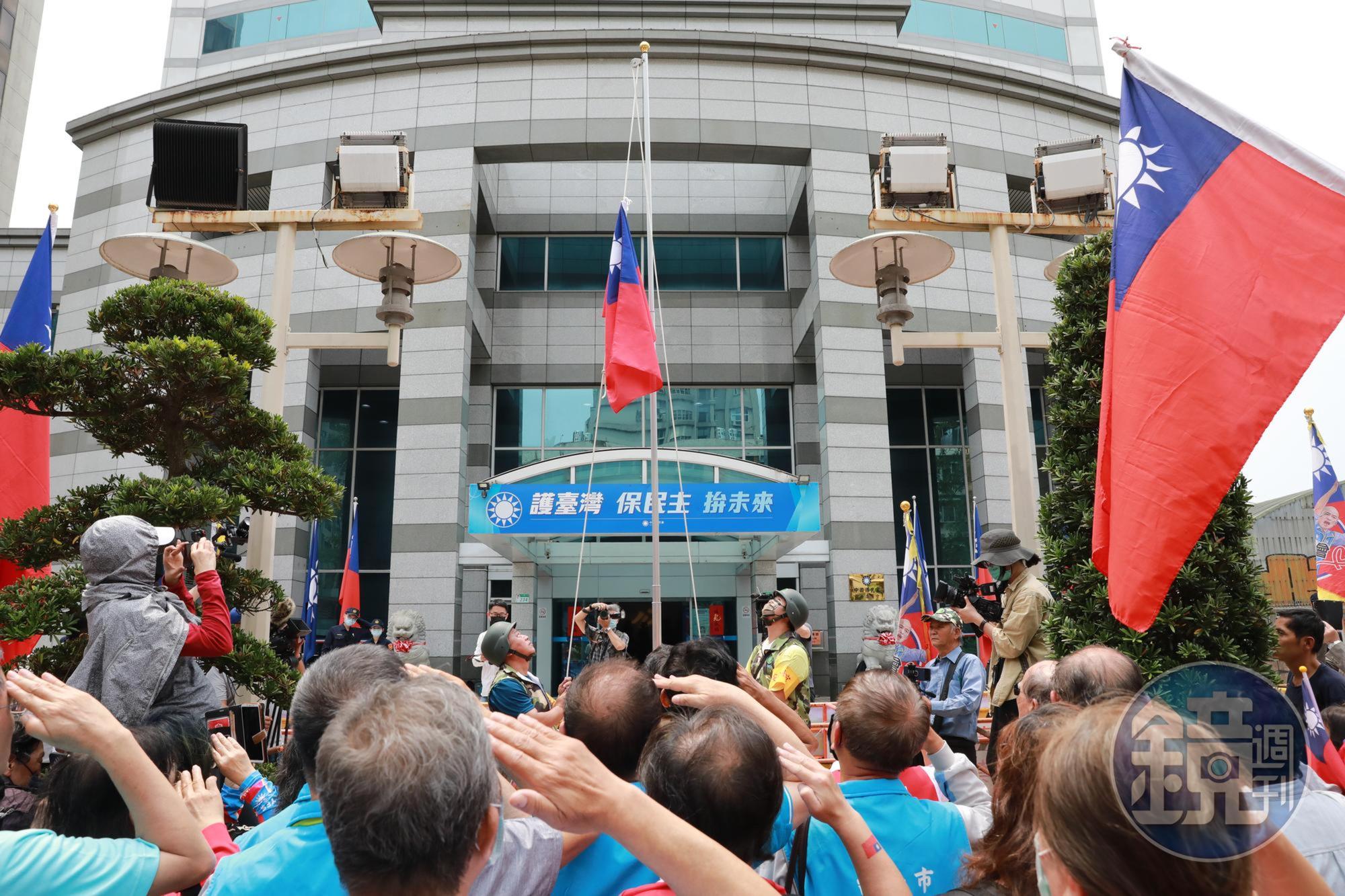 韓粉們在國民黨中央黨部前升旗、唱國歌。