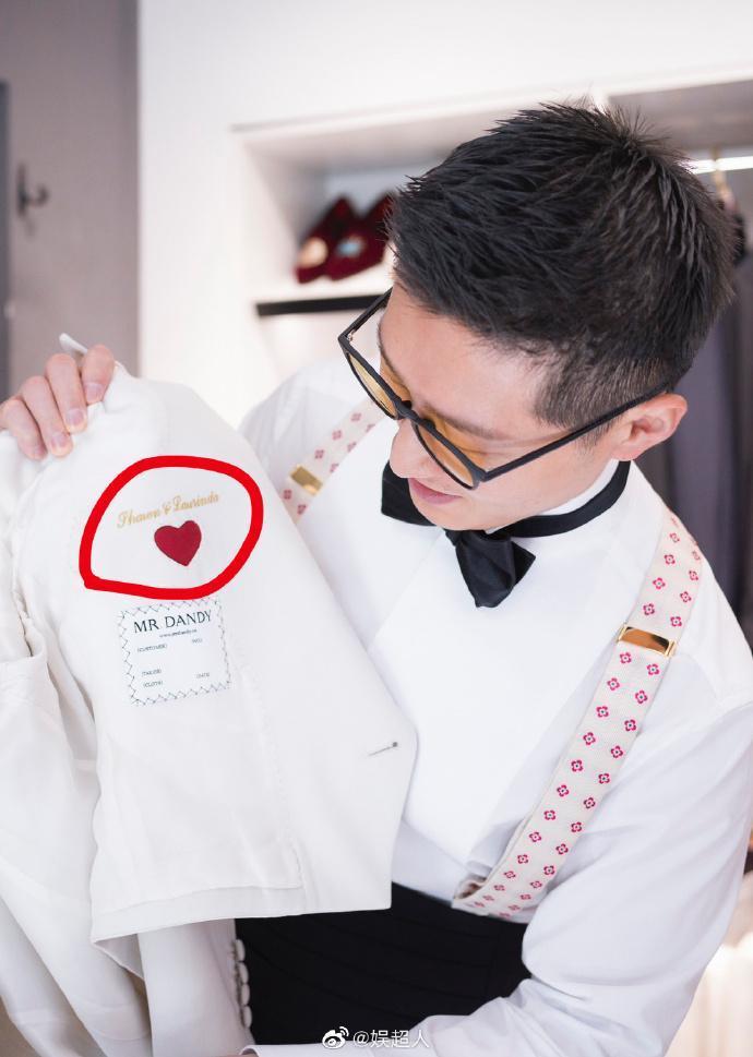 竇驍婚宴當天的白西裝藏有愛妻密碼。(翻攝微博)