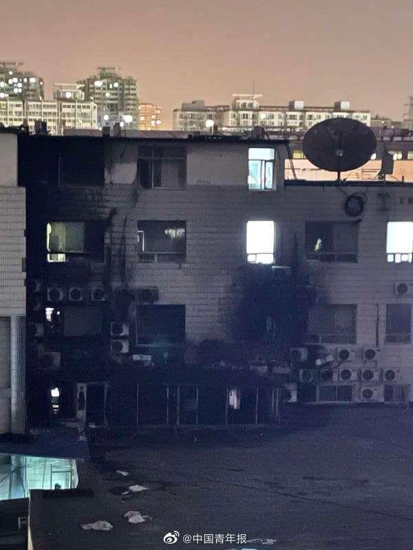 長峰醫院外牆被燒得漆黑。（翻攝自微博）