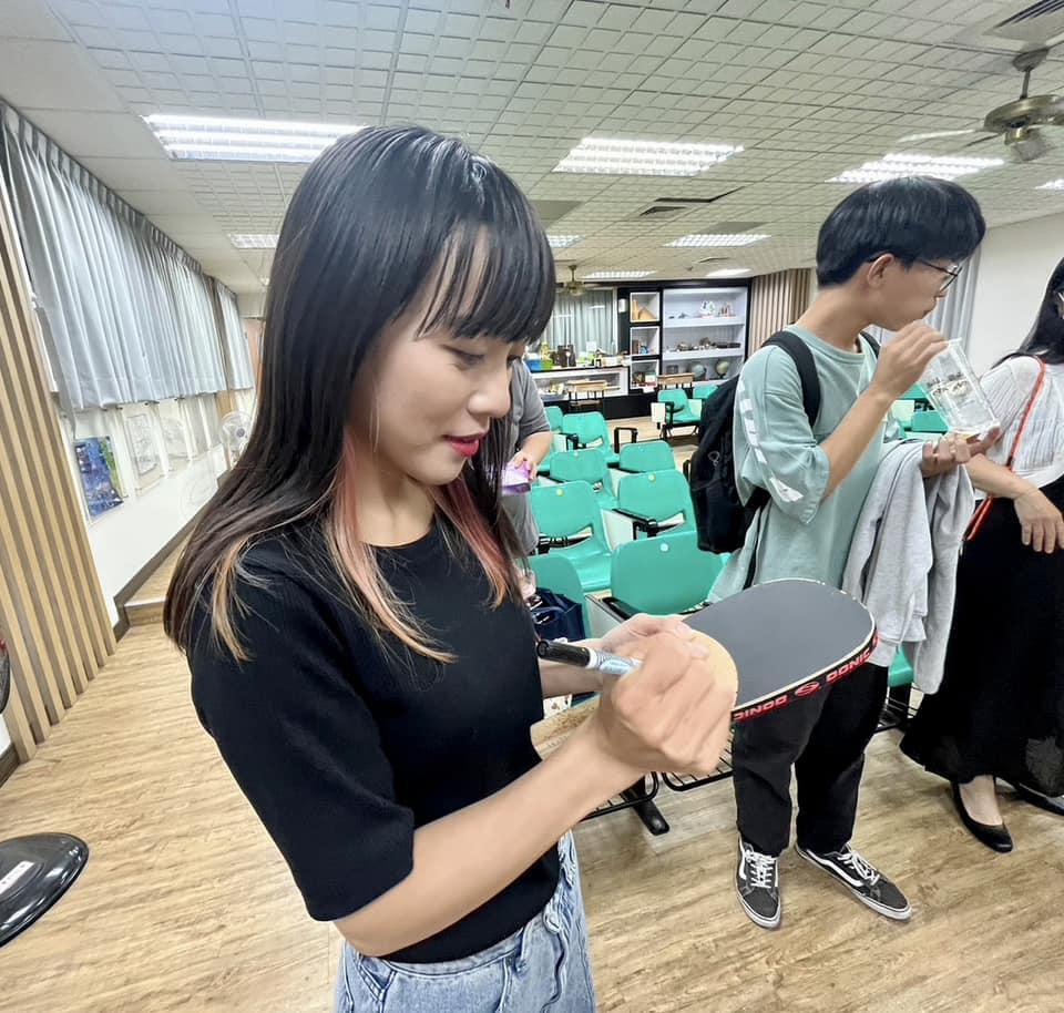 黃捷18日到高師大附中演講，除了替同學在課本講義上簽名，連手機殼、桌球拍也照簽不誤。（翻攝自黃捷 高雄市議員臉書）