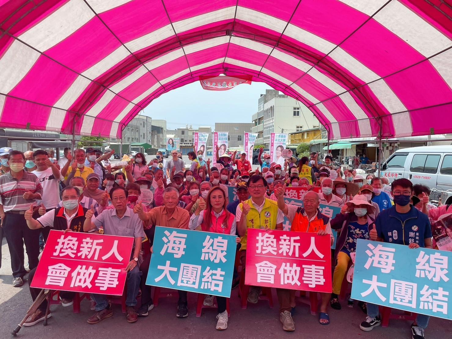 郭貞慧今天上午聯合約30位里長、地方人士及支持者在將軍區青鯤鯓朝天宮召開記者會。(郭貞慧團隊提供)