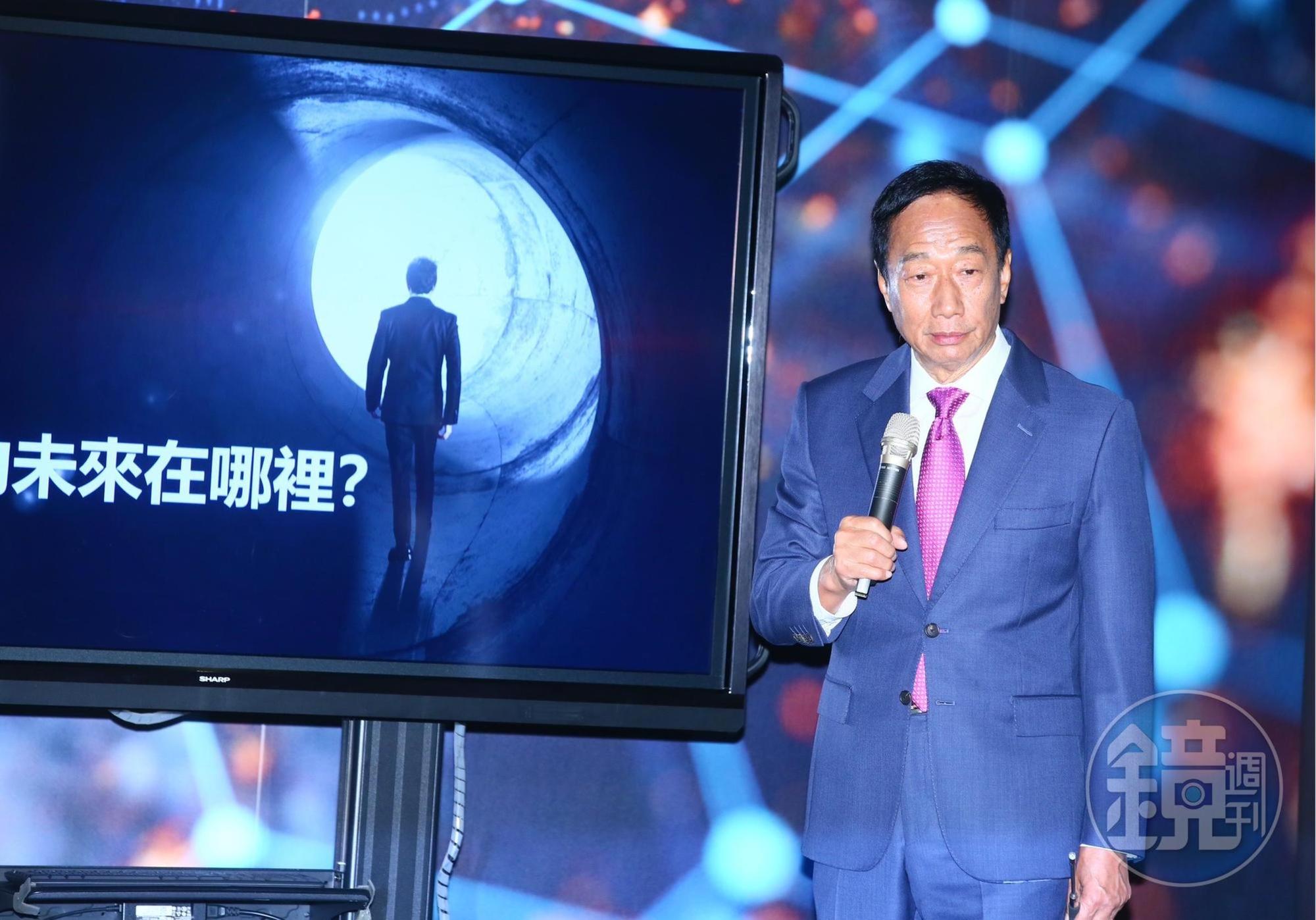 昨天前往郭台銘記者會的女主播抱怨,「我跑線這麼多年,還真的是頭一次看到這麼鬧劇的記者會。」