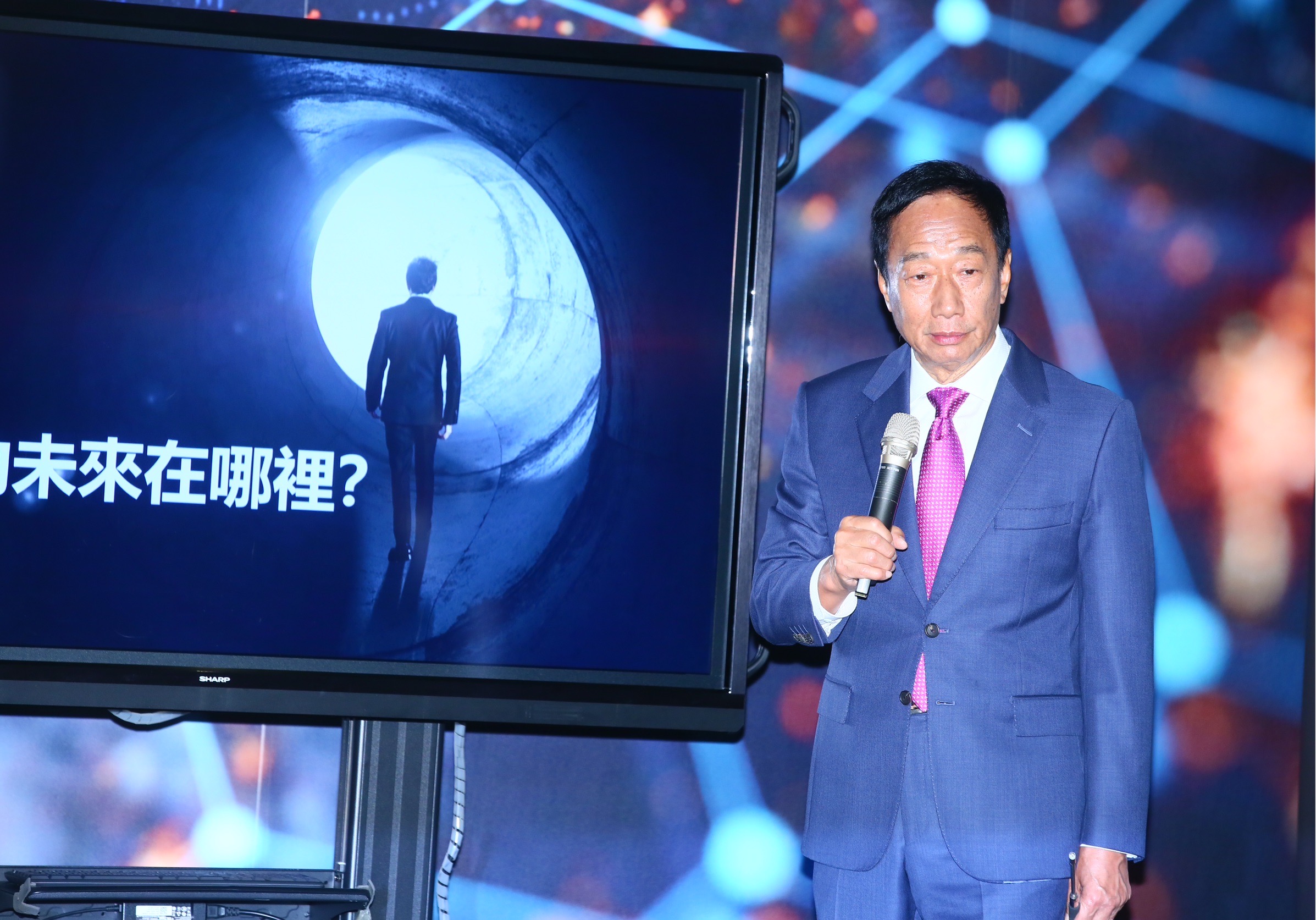 昨天前往郭台銘記者會的女主播抱怨，「我跑線這麼多年，還真的是頭一次看到這麼鬧劇的記者會。」