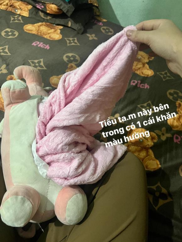 人妻拉出毛巾。(翻自docbao.vn)