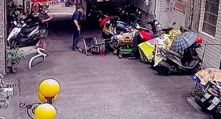 兩男爭風吃醋，互砍渾身是血，被警消送醫急救。（警方提供）