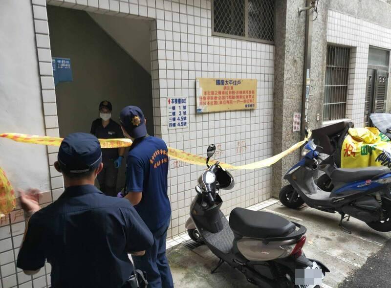 兩男持刀互砍被送醫急救，警方拉起封鎖線採證。（警方提供）