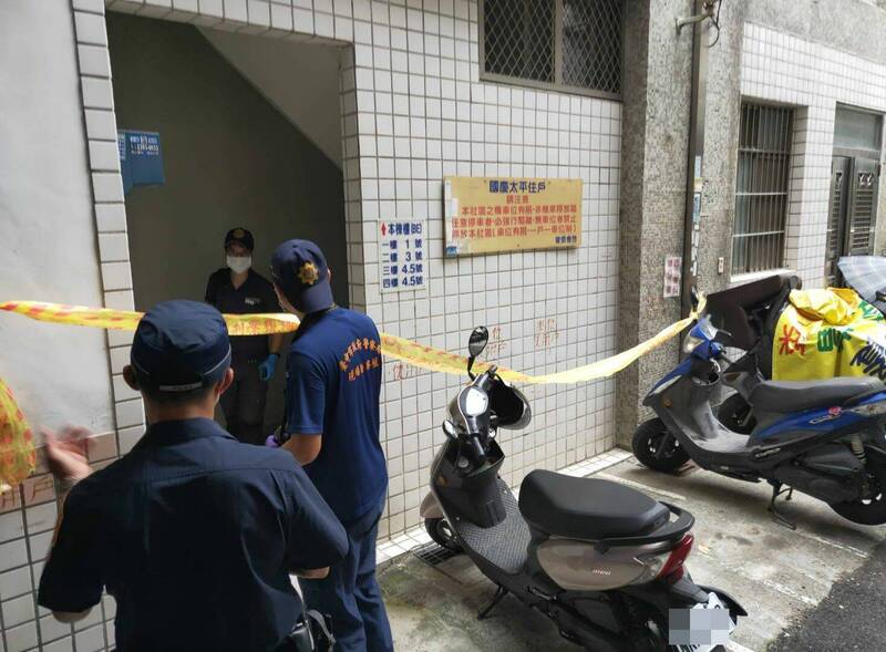 兩男持刀互砍被送醫急救，警方拉起封鎖線採證。（警方提供）